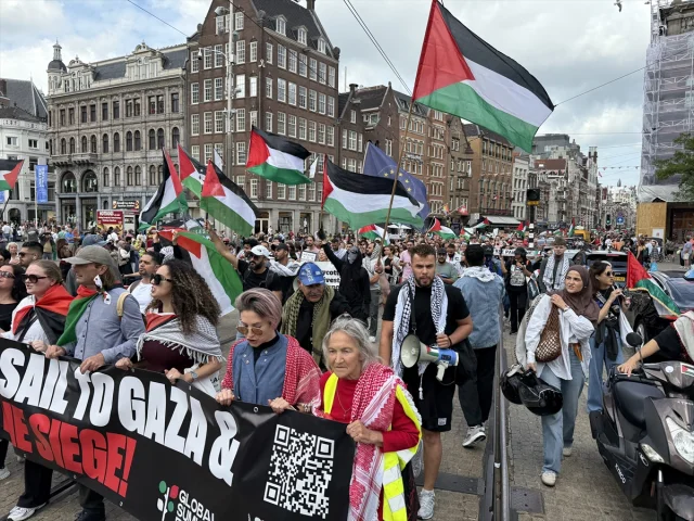 Amsterdam'da Filistin İçin Güçlü Destek Gösterisi