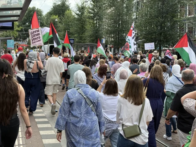 Amsterdam'da Filistin İçin Güçlü Destek Gösterisi