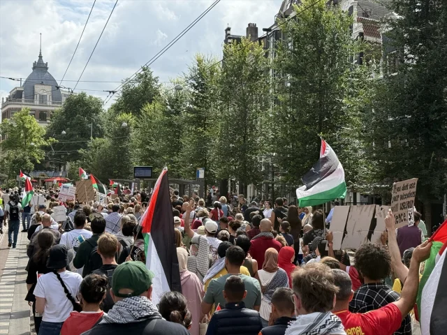 Amsterdam'da Filistin İçin Güçlü Destek Gösterisi