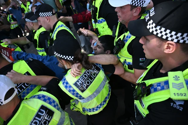 Londra'da Tartışmalı Protesto 200 Kişilik Gözaltıyla Sonuçlandı
