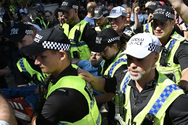 Londra'da Tartışmalı Protesto 200 Kişilik Gözaltıyla Sonuçlandı