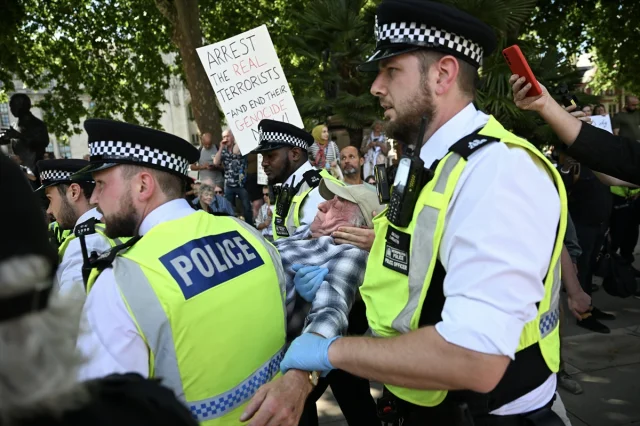 Londra'da Tartışmalı Protesto 200 Kişilik Gözaltıyla Sonuçlandı
