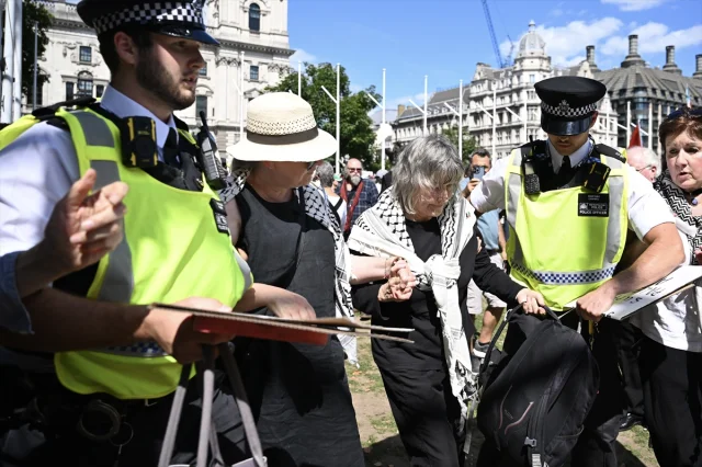 Londra'da Tartışmalı Protesto 200 Kişilik Gözaltıyla Sonuçlandı