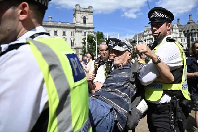 Londra'da Tartışmalı Protesto 200 Kişilik Gözaltıyla Sonuçlandı