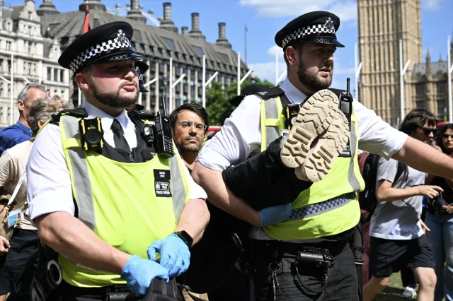 Londra'da Tartışmalı Protesto 200 Kişilik Gözaltıyla Sonuçlandı