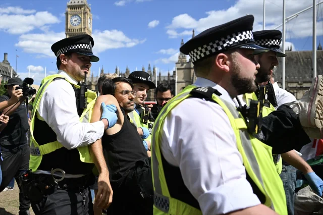 Londra'da Tartışmalı Protesto 200 Kişilik Gözaltıyla Sonuçlandı