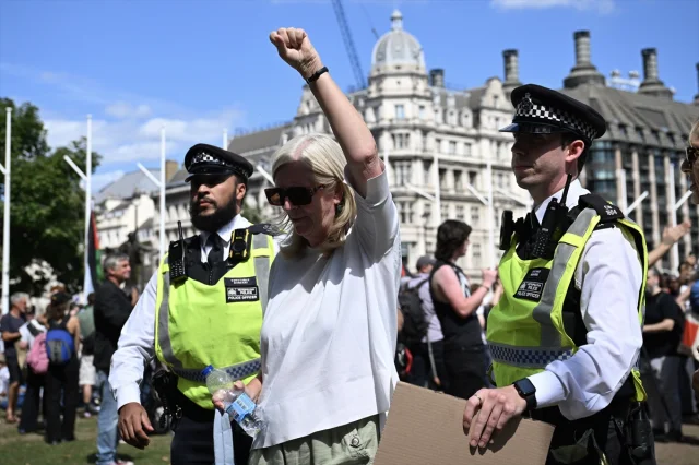 Londra'da Tartışmalı Protesto 200 Kişilik Gözaltıyla Sonuçlandı