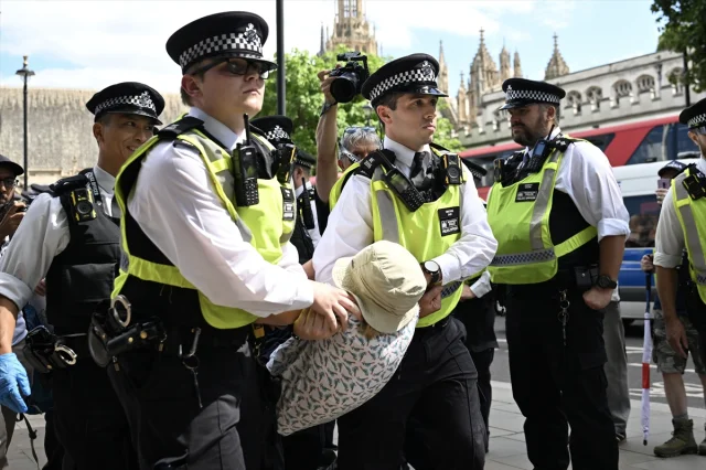 Londra'da Tartışmalı Protesto 200 Kişilik Gözaltıyla Sonuçlandı