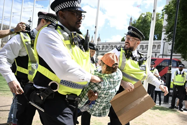 Londra'da Tartışmalı Protesto 200 Kişilik Gözaltıyla Sonuçlandı
