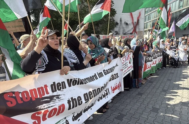 Berlin'de Filistin'e Destek Gösterisi Binlerce Kişiyi Bir Ar...