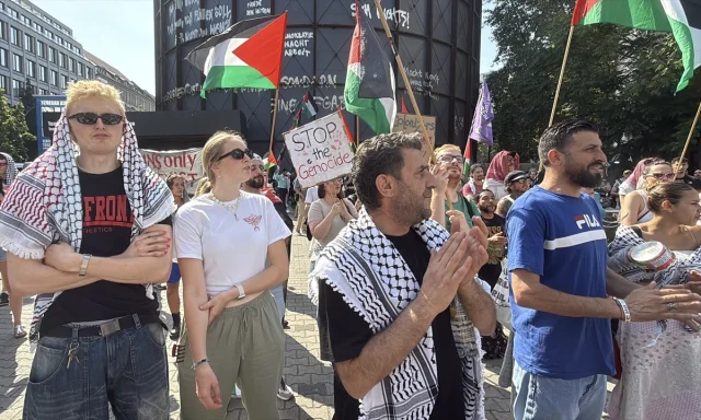 Berlin'de Filistin'e Destek Gösterisi Binlerce Kişiyi Bir Araya Getirdi