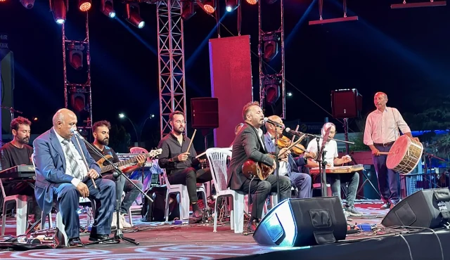 Polis Akademisi Armoni Orkestrası Kırşehir'de Neşet Ertaş'ı Türküleriyle Andı