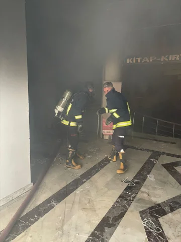 Van'daki İş Merkezinde Çıkan Yangın Korkuttu