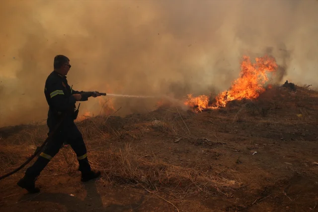 Batı Trakya'da Orman Yangını Yerleşim Yerlerini Tehdit Ediyo...