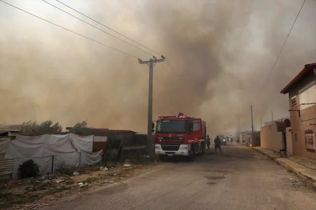 Batı Trakya'da Orman Yangını Yerleşim Yerlerini Tehdit Ediyor