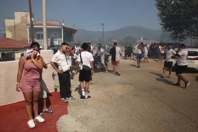 Batı Trakya'da Orman Yangını Yerleşim Yerlerini Tehdit Ediyor