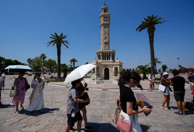 İzmir'de Kavurucu Sıcaklar: Hayat Nasıl Devam Ediyor?