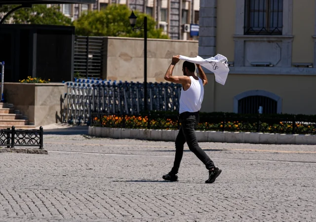 İzmir'de Kavurucu Sıcaklar: Hayat Nasıl Devam Ediyor?