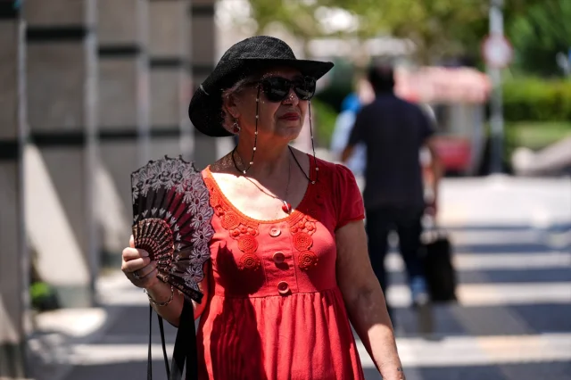 İzmir'de Kavurucu Sıcaklar: Hayat Nasıl Devam Ediyor?