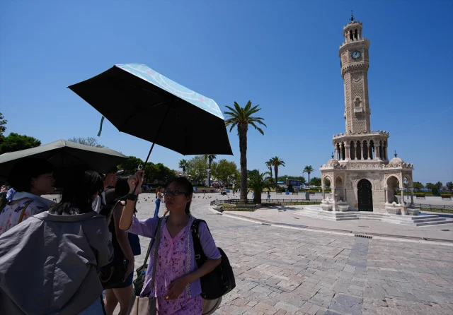 İzmir'de Kavurucu Sıcaklar: Hayat Nasıl Devam Ediyor?