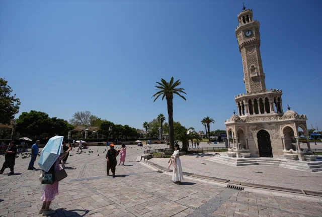 İzmir'de Kavurucu Sıcaklar: Hayat Nasıl Devam Ediyor?