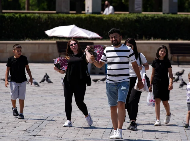 İzmir'de Kavurucu Sıcaklar: Hayat Nasıl Devam Ediyor?