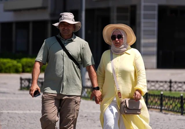 İzmir'de Kavurucu Sıcaklar: Hayat Nasıl Devam Ediyor?