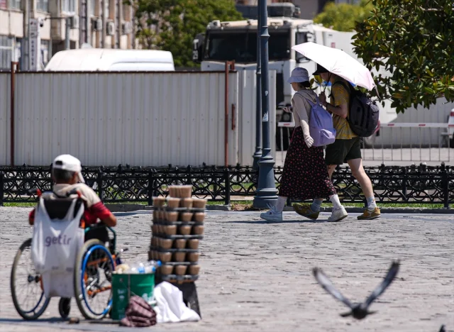 İzmir'de Kavurucu Sıcaklar: Hayat Nasıl Devam Ediyor?