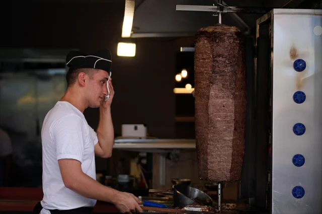 İzmir'de Kavurucu Sıcaklar: Hayat Nasıl Devam Ediyor?