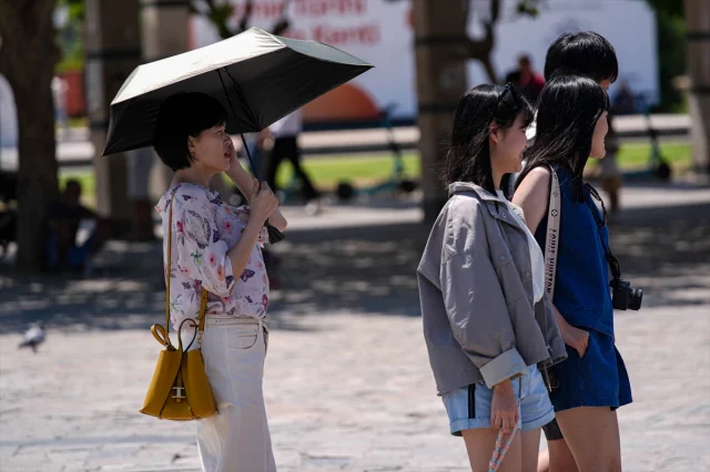 İzmir'de Kavurucu Sıcaklar: Hayat Nasıl Devam Ediyor?