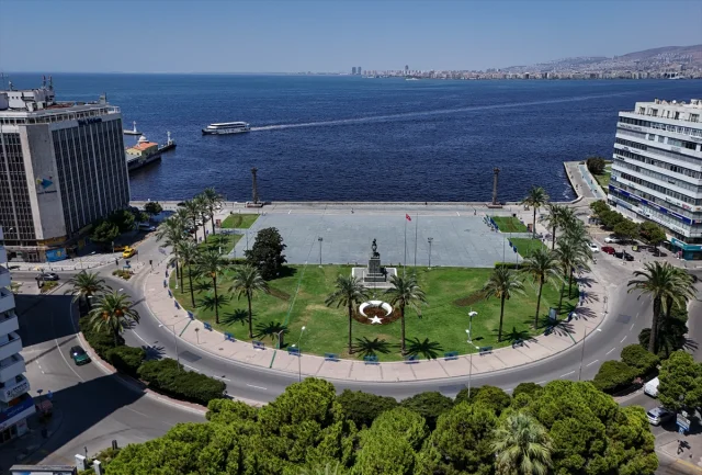 İzmir'de Kavurucu Sıcaklar: Hayat Nasıl Devam Ediyor?