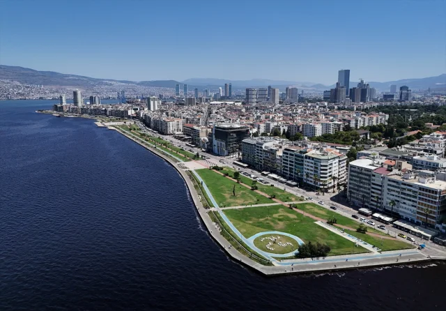 İzmir'de Kavurucu Sıcaklar: Hayat Nasıl Devam Ediyor?
