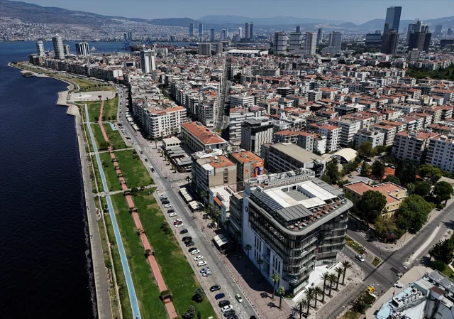 İzmir'de Kavurucu Sıcaklar: Hayat Nasıl Devam Ediyor?