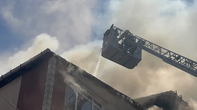 Esenler'de Bacadan Çıkan Yangın Üç Apartmanı Tehdit Etti