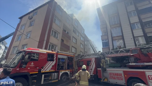 Esenler'de Bacadan Çıkan Yangın Üç Apartmanı Tehdit Etti