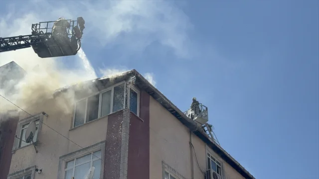 Esenler'de Bacadan Çıkan Yangın Üç Apartmanı Tehdit Etti