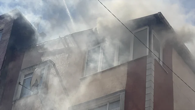 Esenler'de Bacadan Çıkan Yangın Üç Apartmanı Tehdit Etti
