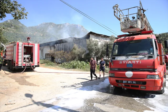 Antalya'da Mobilya Atölyesindeki Yangın Korkuttu