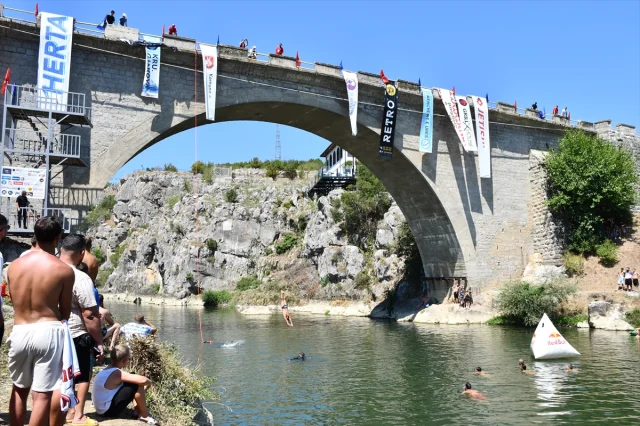 Kosova'da Geleneksel Köprü Atlama Şöleni İzleyicileri Büyüle...