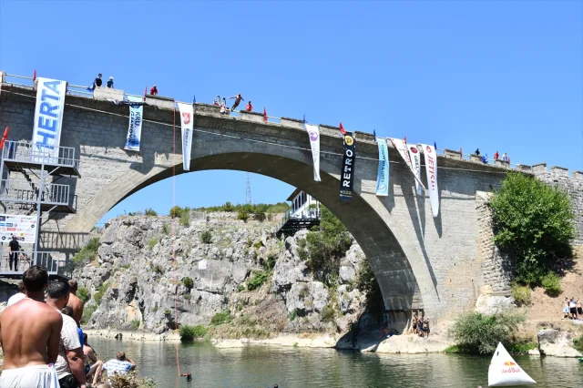 Kosova'da Geleneksel Köprü Atlama Şöleni İzleyicileri Büyüledi