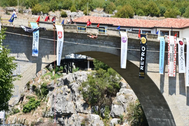 Kosova'da Geleneksel Köprü Atlama Şöleni İzleyicileri Büyüledi