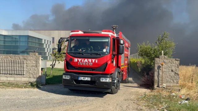 Tekirdağ'da Anız Yangını Fabrikayı Tehdit Ediyor