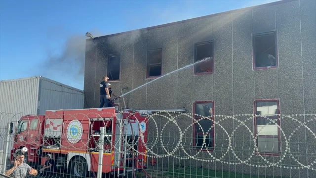 Tekirdağ'da Anız Yangını Fabrikayı Tehdit Ediyor