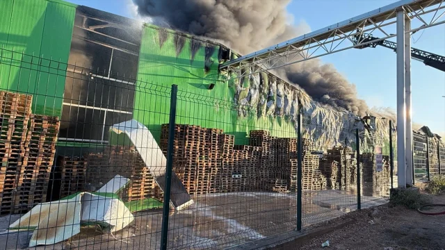 Balıkesir'de Fabrikada Yangın Ekipler Hızla Müdahale Ediyor