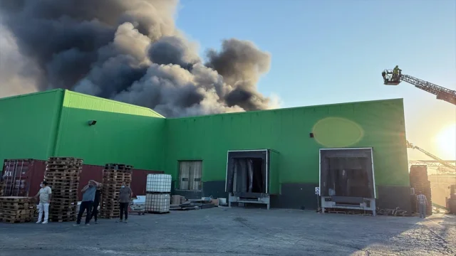 Balıkesir'de Fabrikada Yangın Ekipler Hızla Müdahale Ediyor
