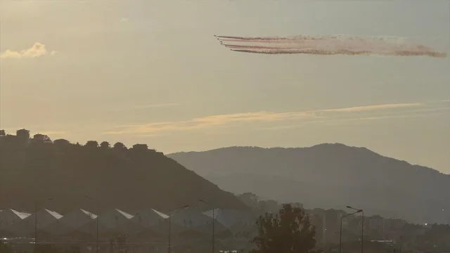 Türk Yıldızlarının Trabzon Semalarında Büyüleyici Gösterisi