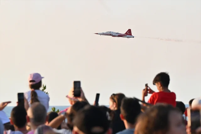 Türk Yıldızlarının Trabzon Semalarında Büyüleyici Gösterisi