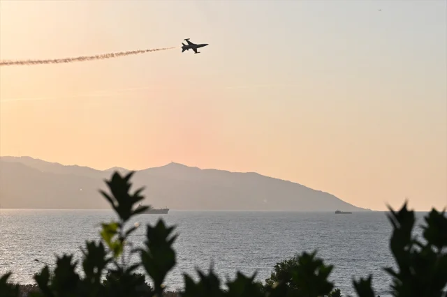 Türk Yıldızlarının Trabzon Semalarında Büyüleyici Gösterisi