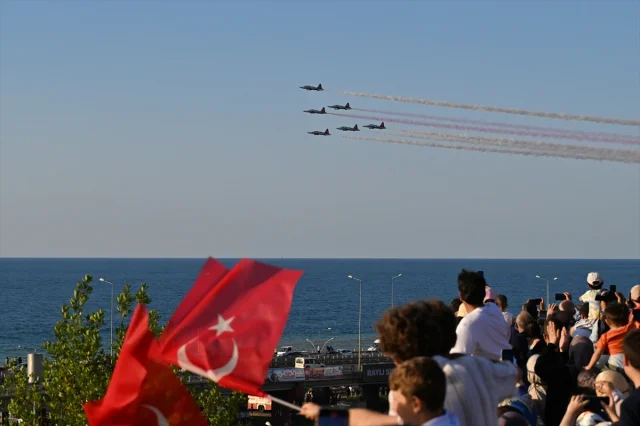 Türk Yıldızlarının Trabzon Semalarında Büyüleyici Gösterisi