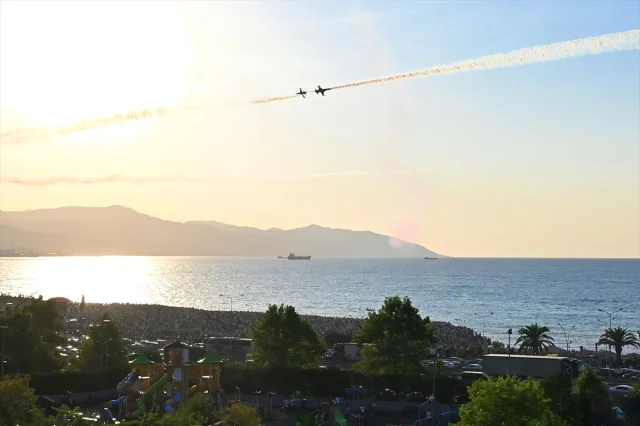 Türk Yıldızlarının Trabzon Semalarında Büyüleyici Gösterisi